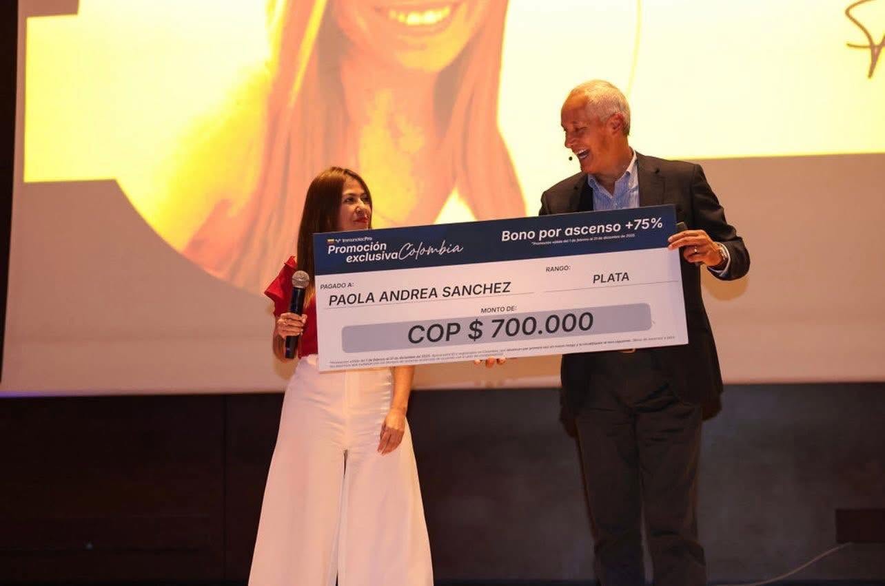 Aliro Morales entregando un reconocimiento durante un evento en Colombia