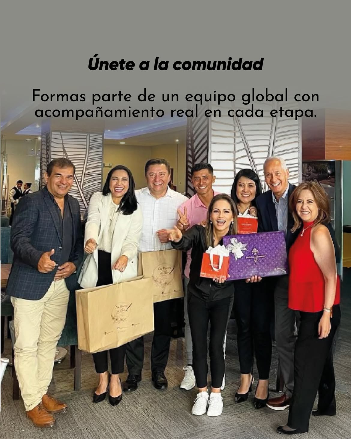 Aliro Morales celebrando los logros de integrantes de su comunidad