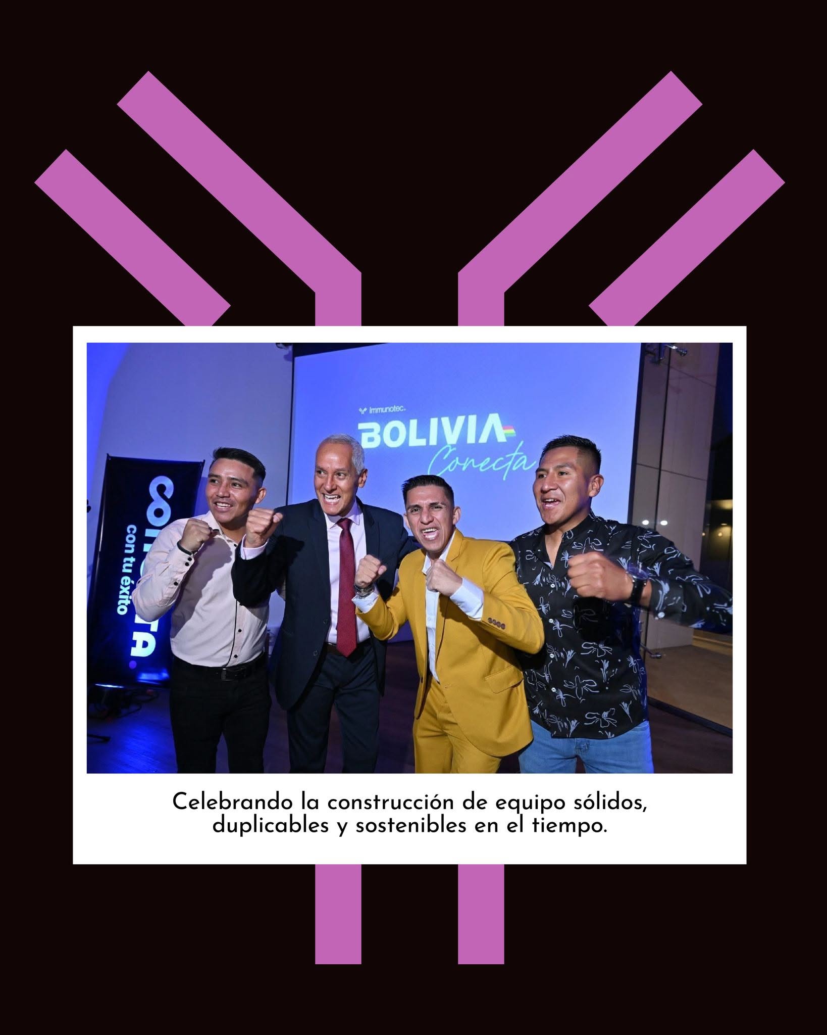 Aliro Morales celebrando la construcción de equipos sólidos y duplicables en Bolivia Conecta