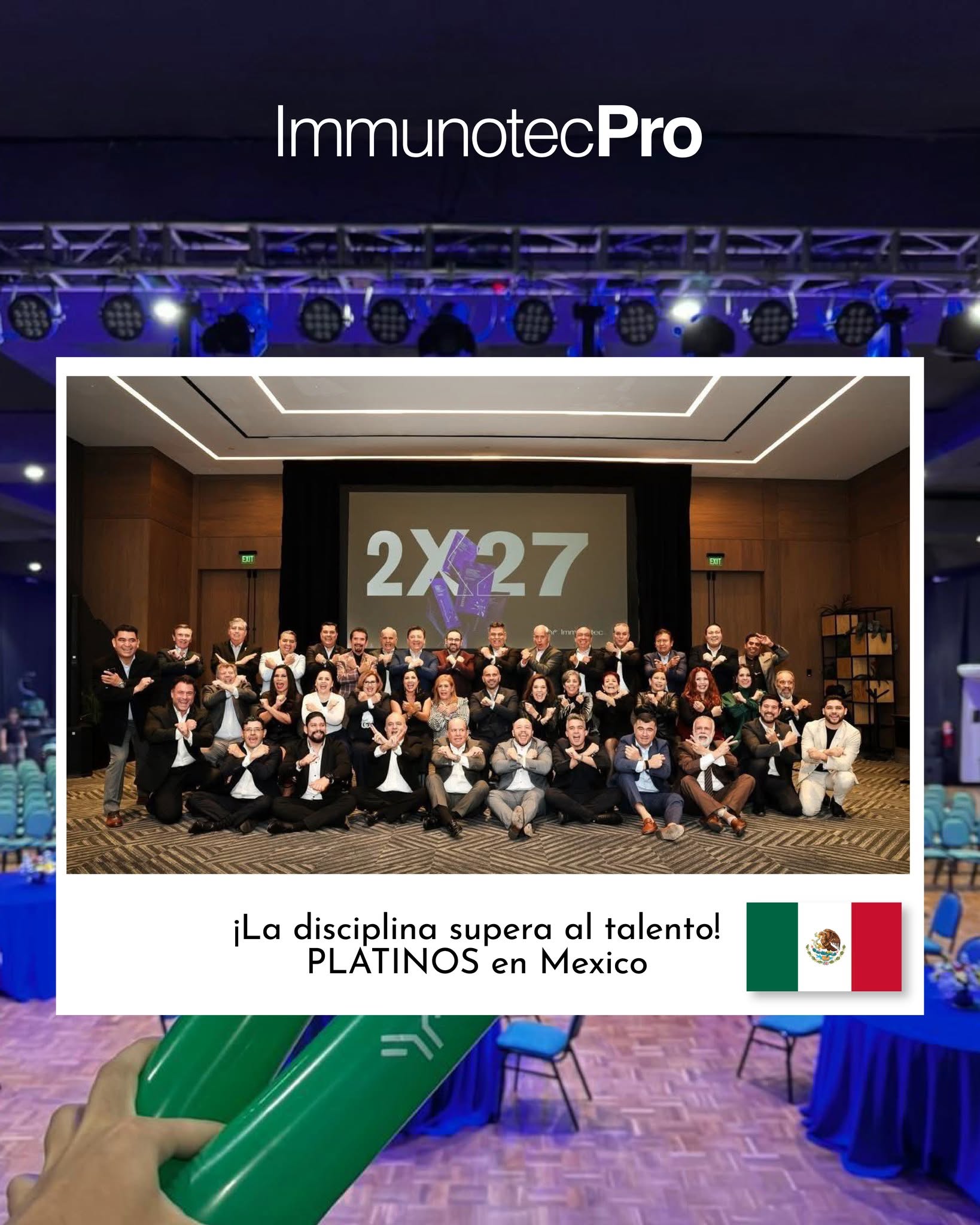 Aliro Morales junto a líderes Platino durante un encuentro internacional en México